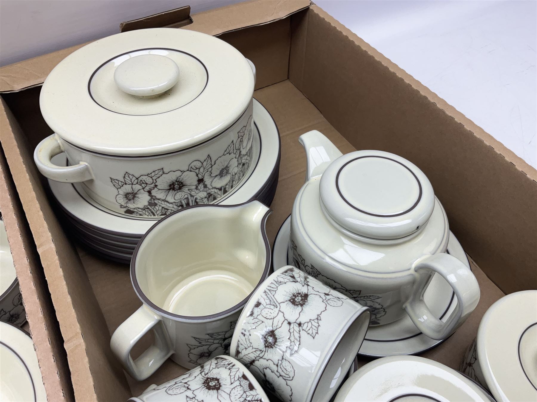 Quantity of Hornsea 'Cornrose' pattern tea and dinner wares - Image 5 of 8