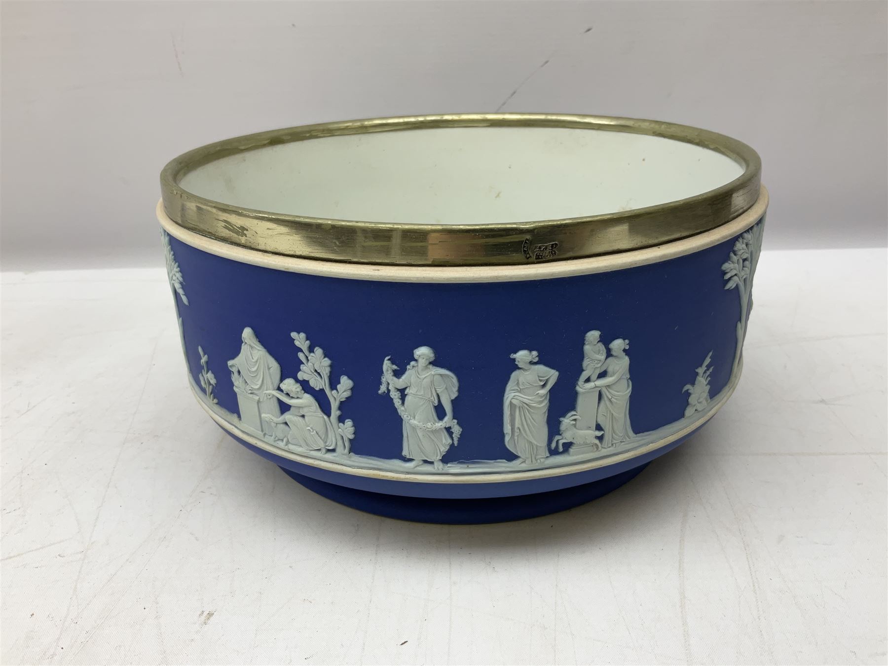 Wedgwood blue Jasperware salad bowl with silver plated collar and matching servers - Image 3 of 15