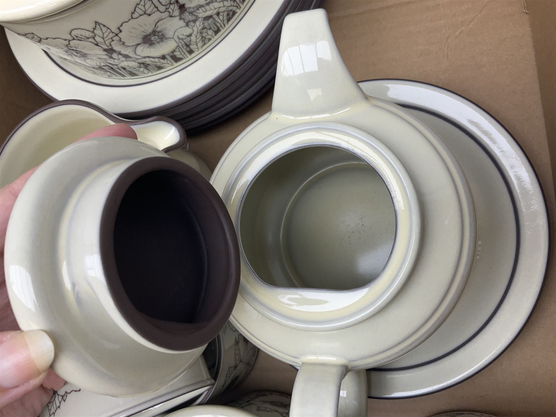 Quantity of Hornsea 'Cornrose' pattern tea and dinner wares - Image 7 of 8