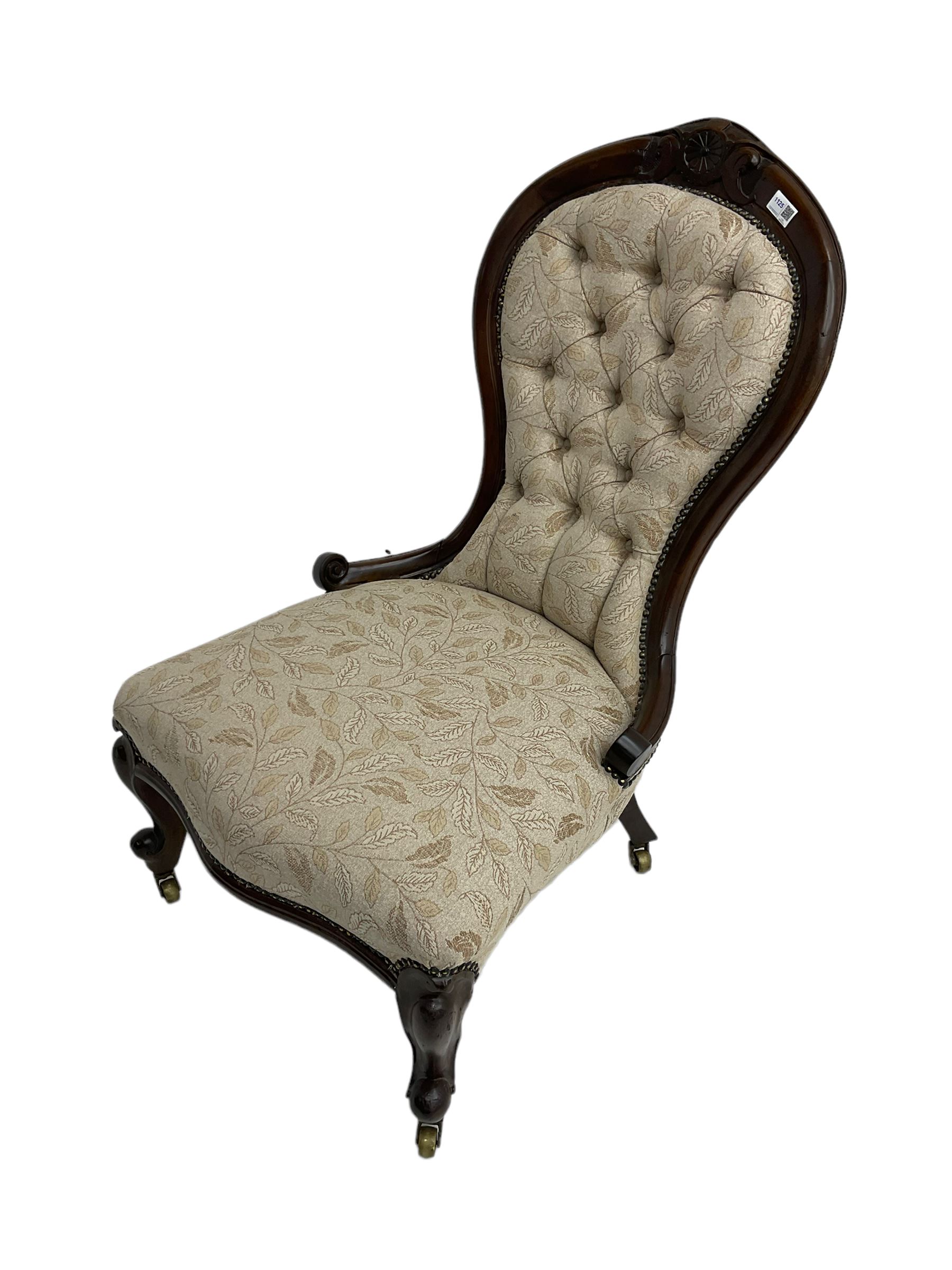 Victorian walnut spoon back nursing chair - Image 3 of 6