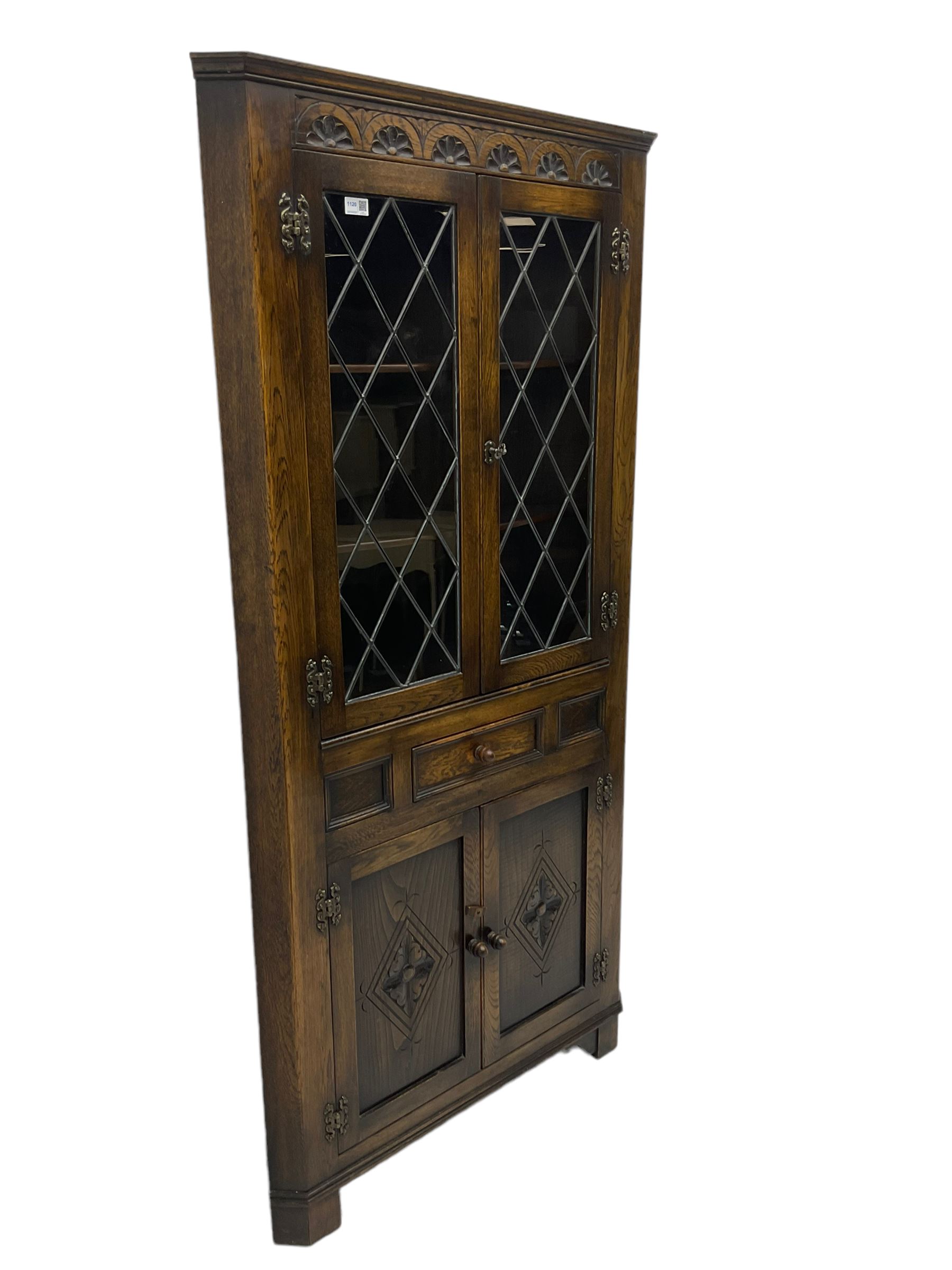 Jacobean design oak corner display cabinet - Image 5 of 5