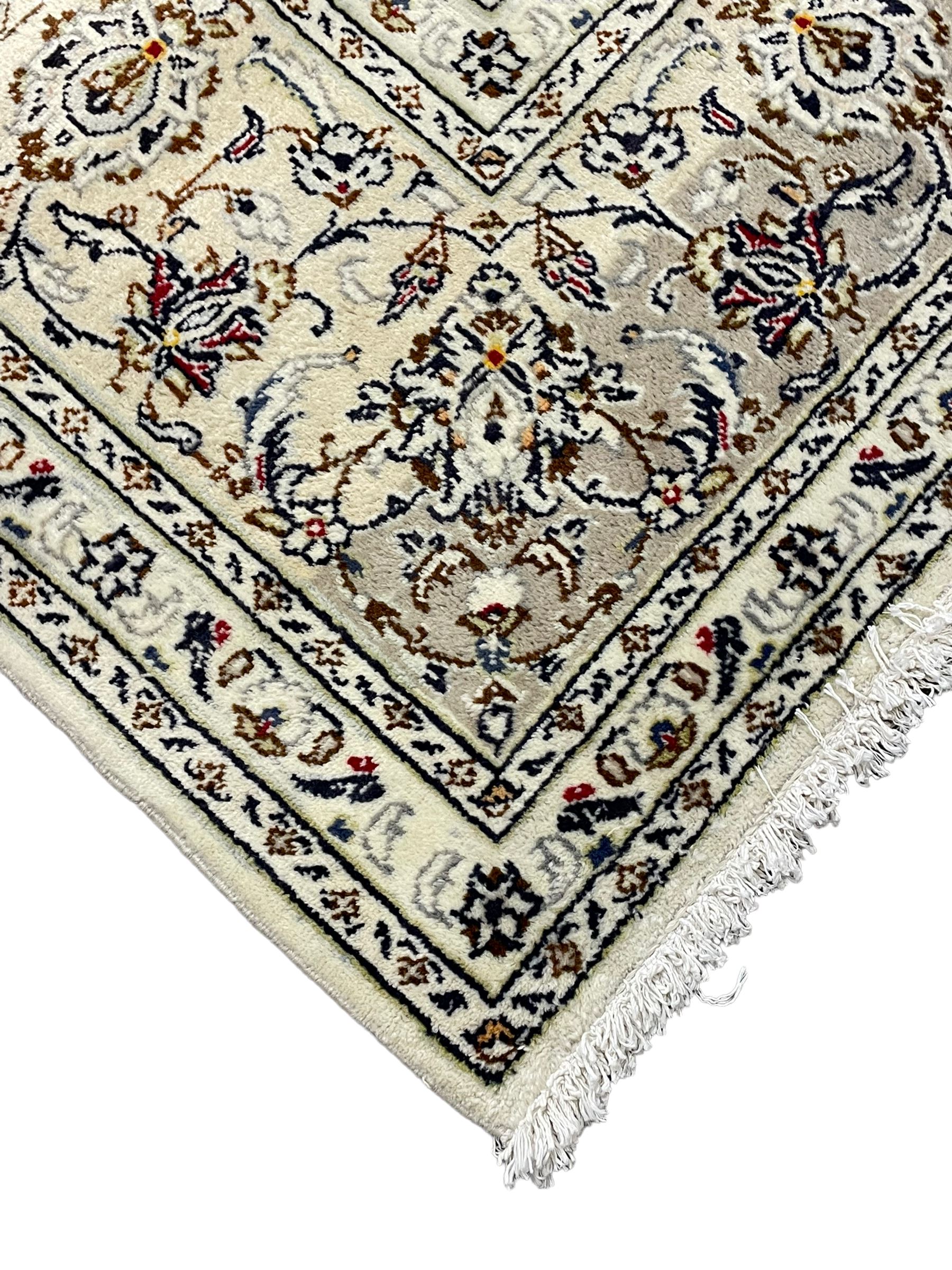 Central Persian Kashan ivory carpet - Image 5 of 7