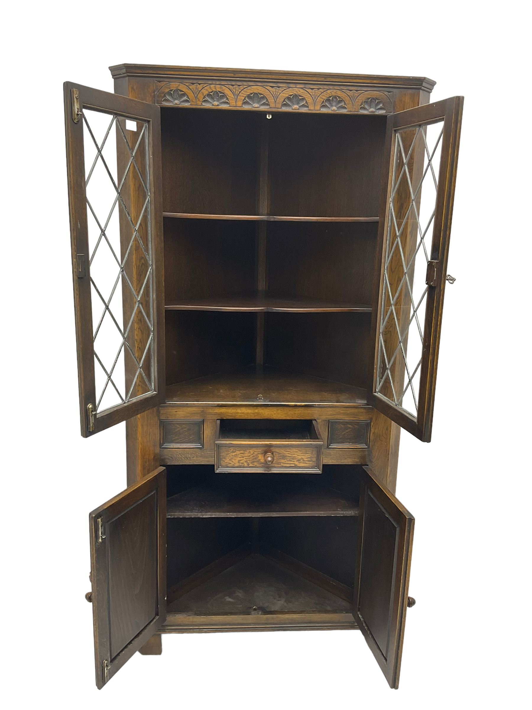 Jacobean design oak corner display cabinet - Image 4 of 5