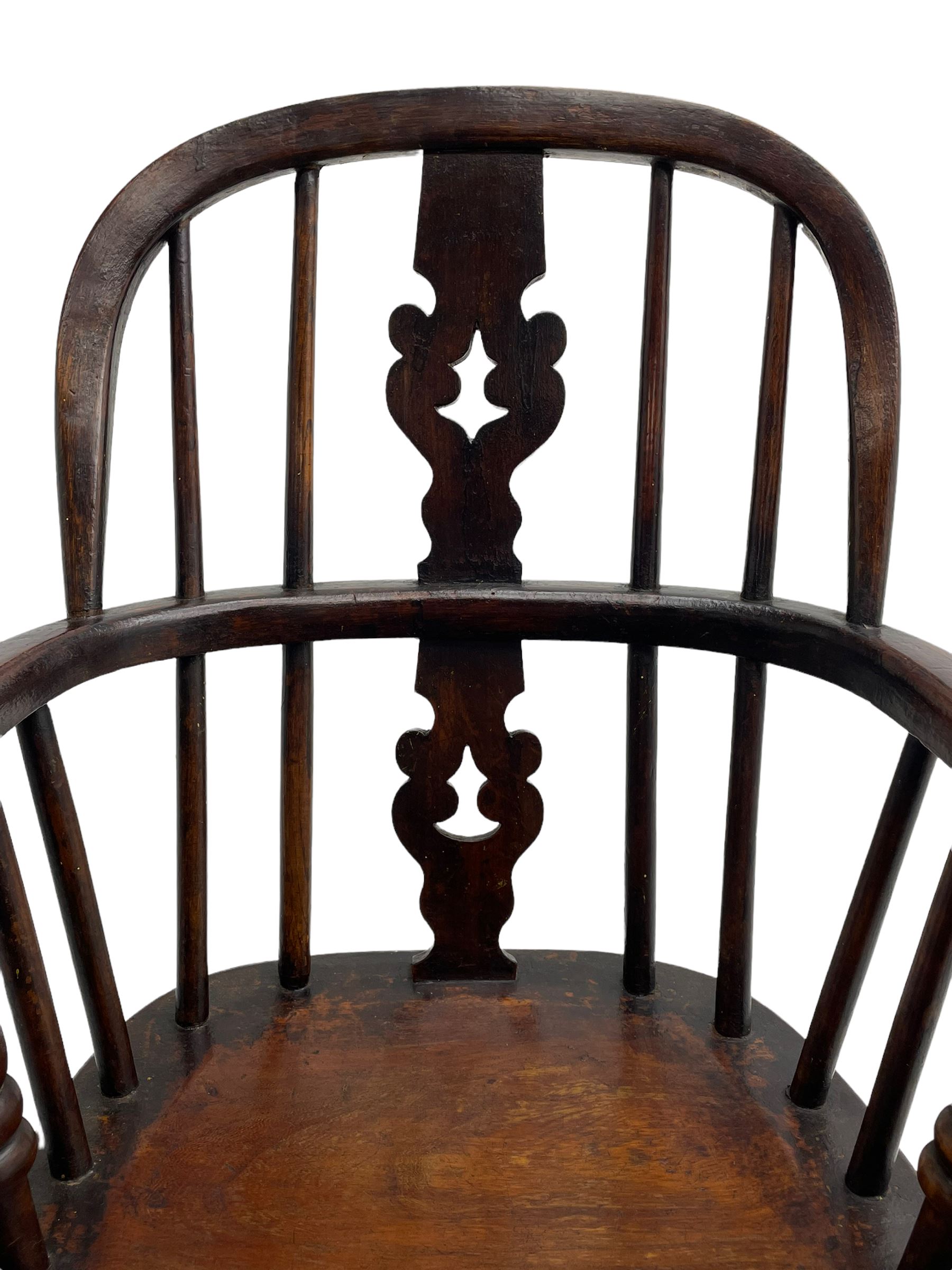 Early 19th century ash and elm child's Windsor armchair - Image 5 of 6