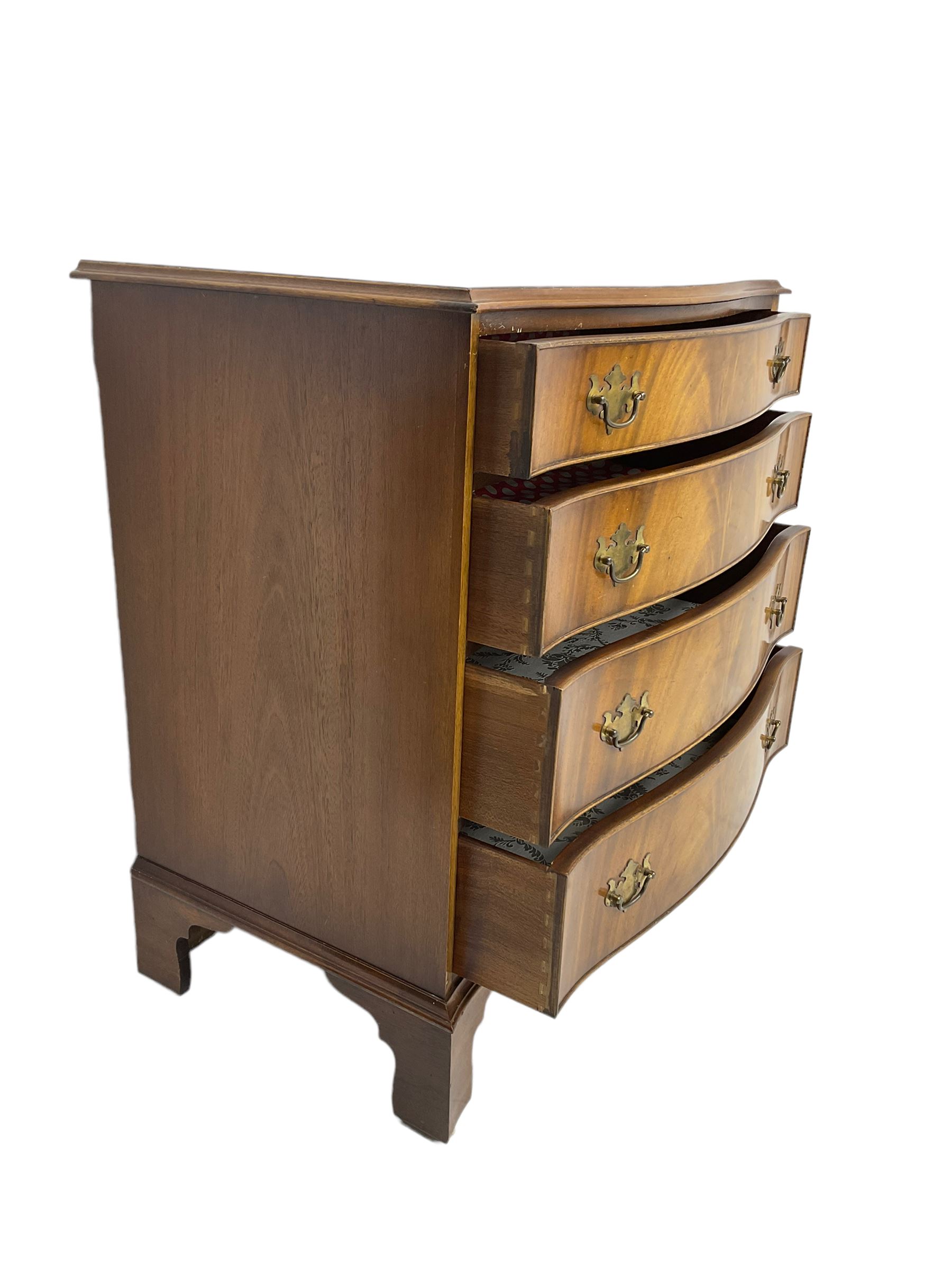 Georgian design mahogany serpentine drawer chest - Image 6 of 7