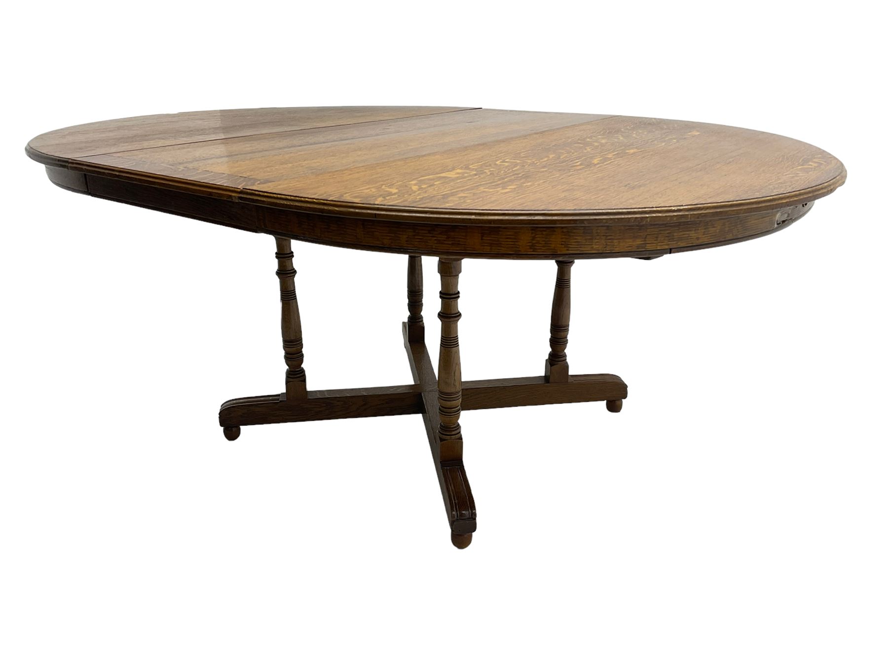 Early 20th century oak dining table