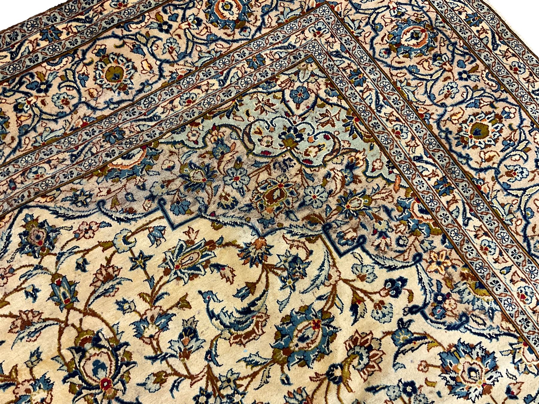 Persian Kashan golden ivory ground carpet - Image 5 of 7