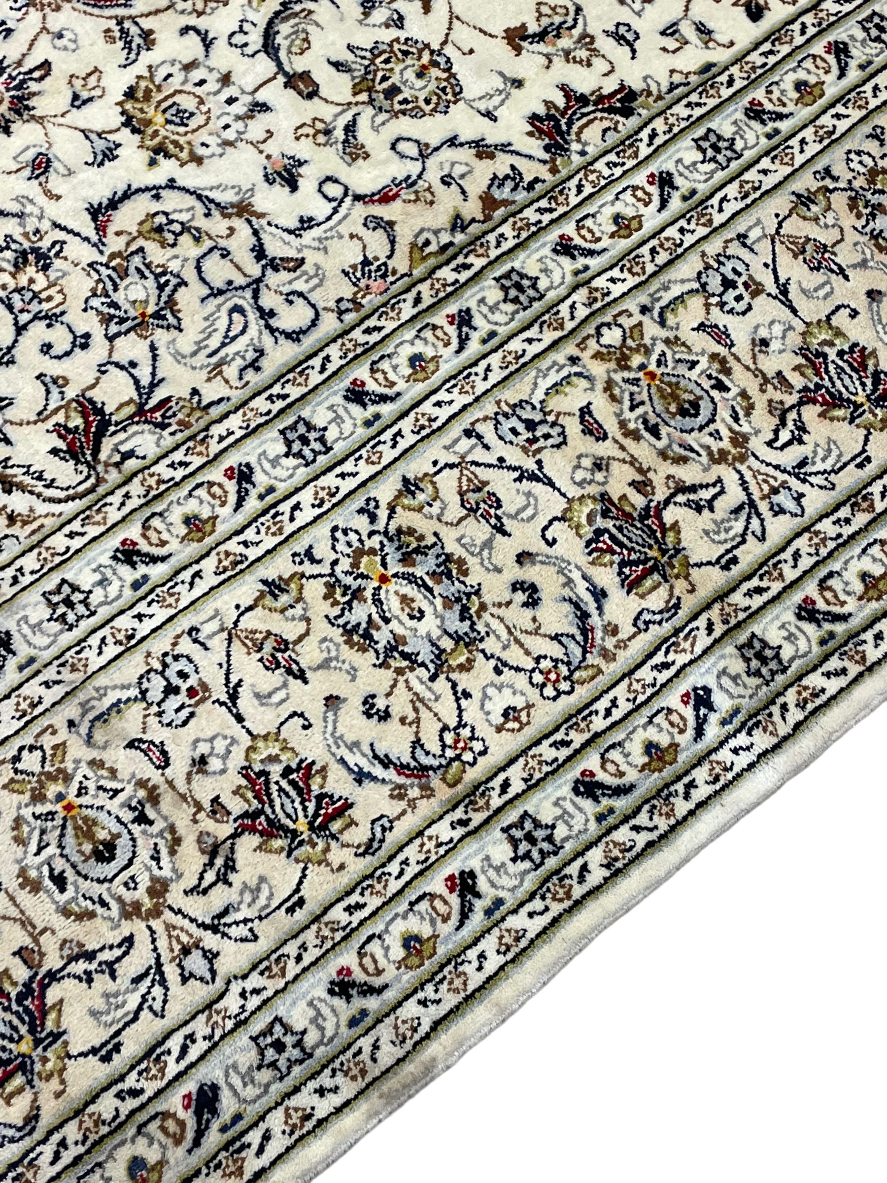 Central Persian Kashan ivory carpet - Image 3 of 7