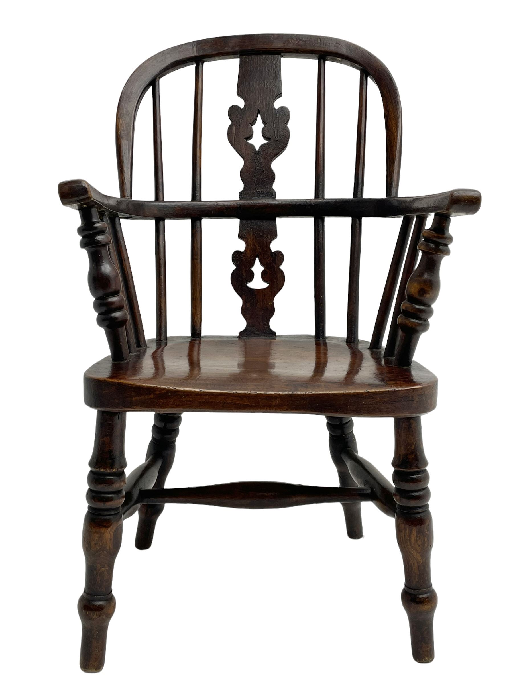 Early 19th century ash and elm child's Windsor armchair