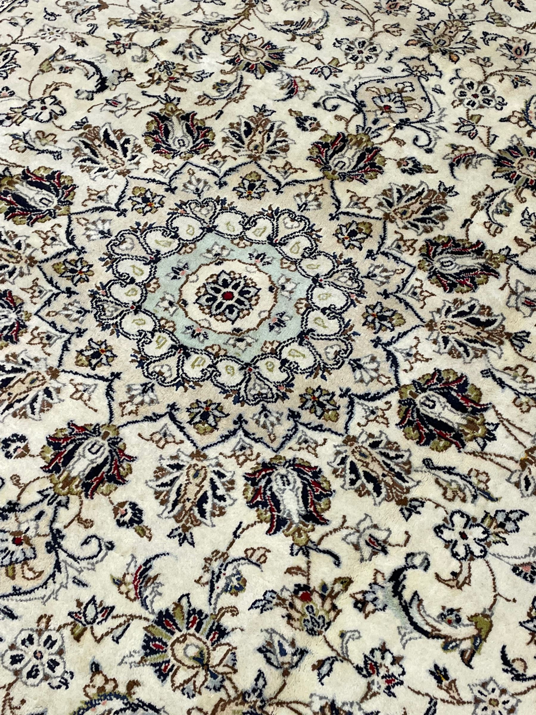 Central Persian Kashan ivory carpet - Image 4 of 7