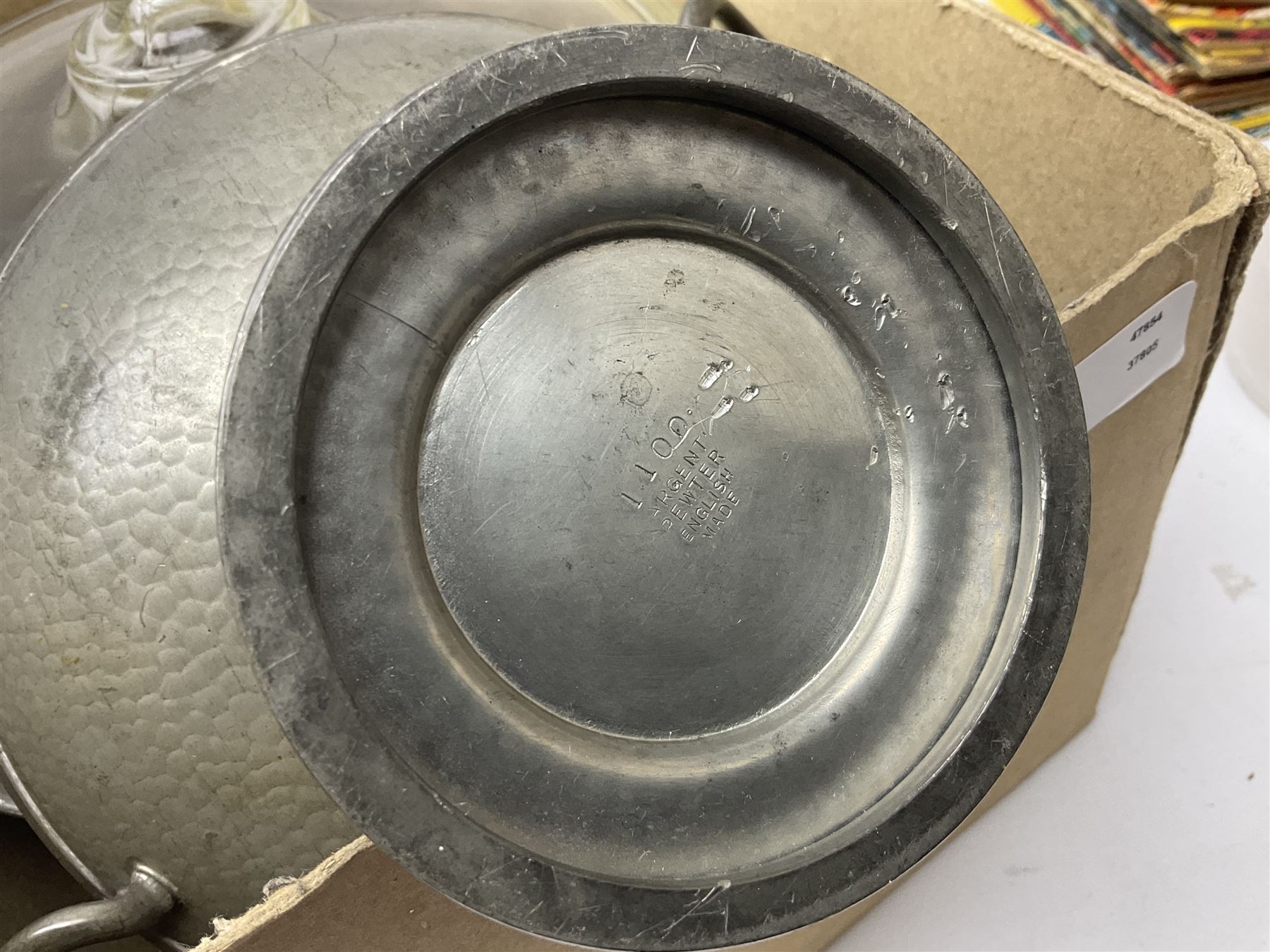 Argent pewter hammered twin handled dish - Image 9 of 9