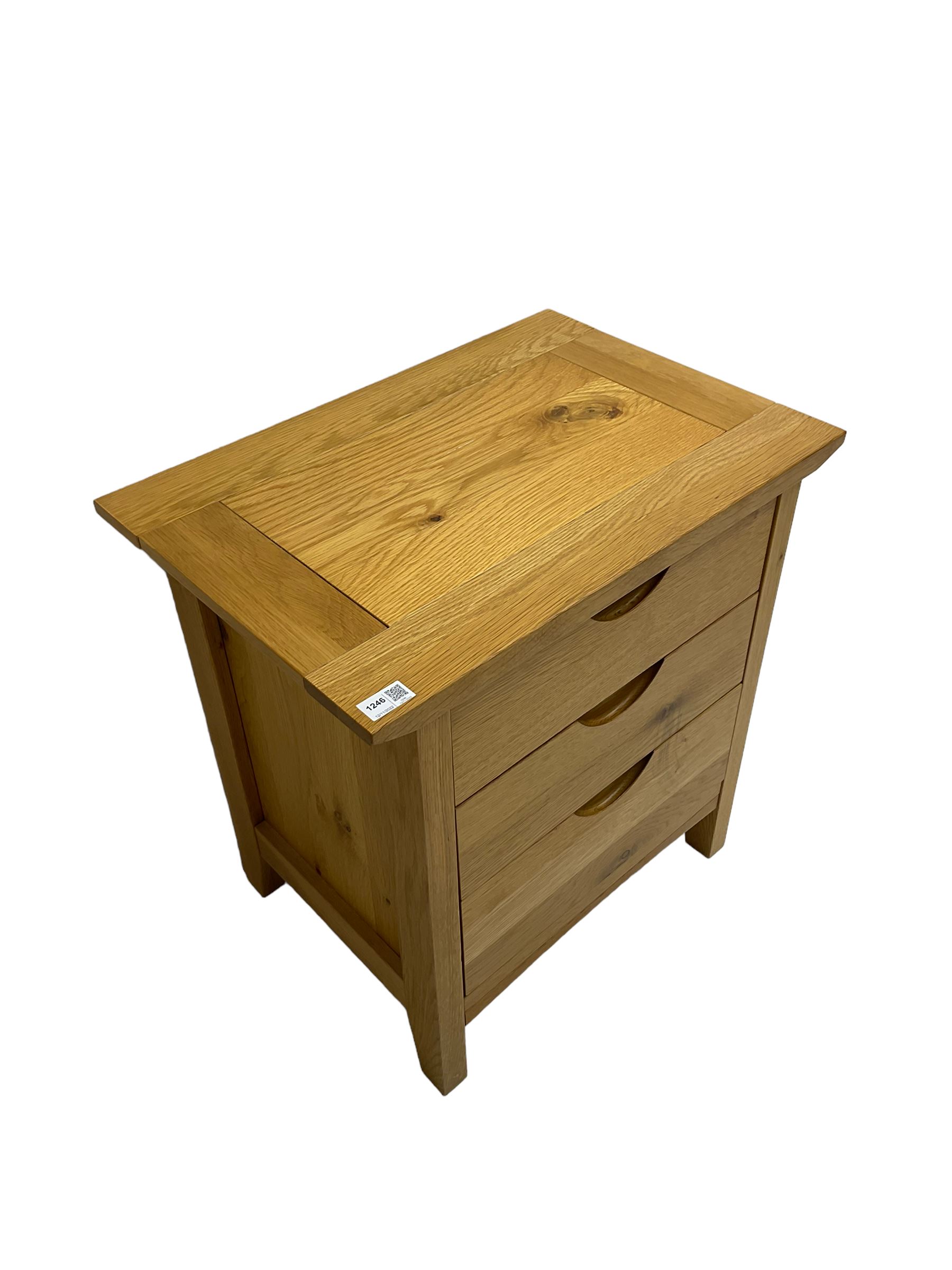 Oak bedside chest fitted with three drawers - Image 2 of 6