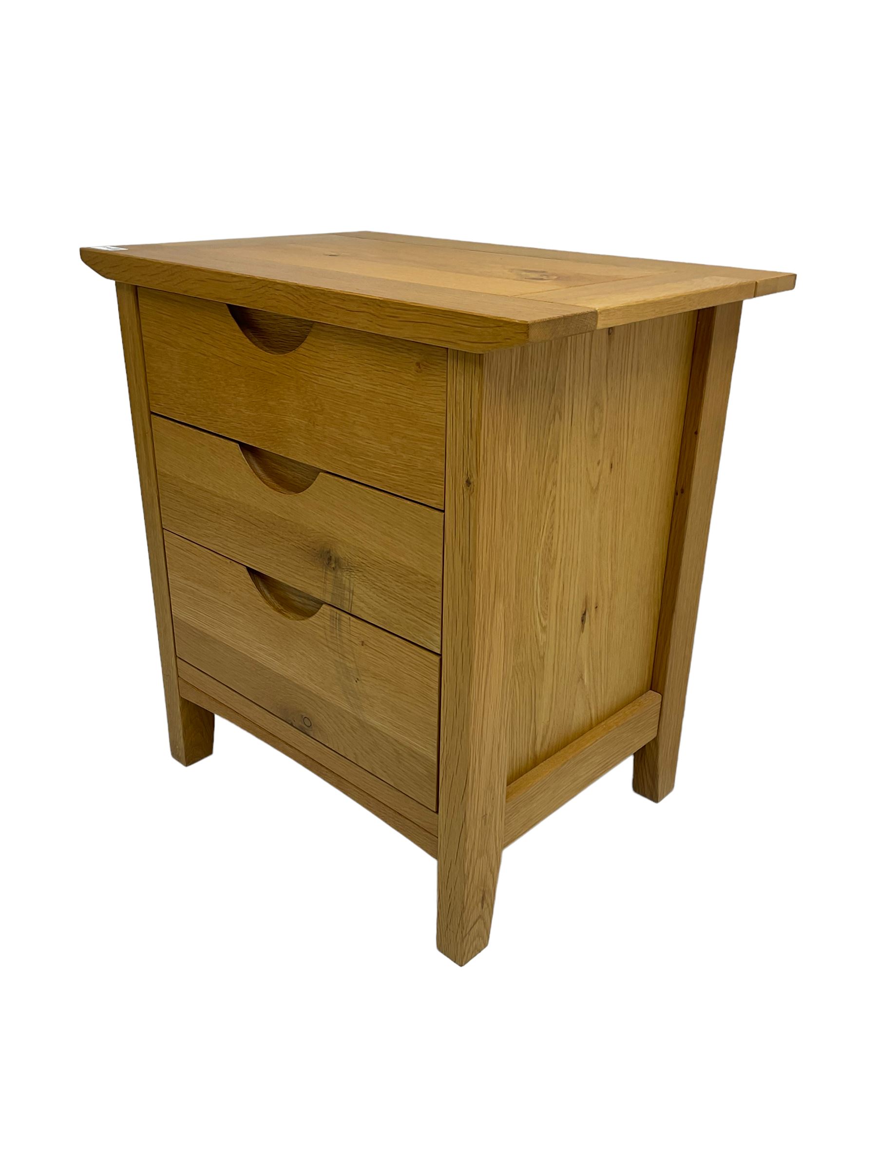 Oak bedside chest fitted with three drawers - Image 5 of 6