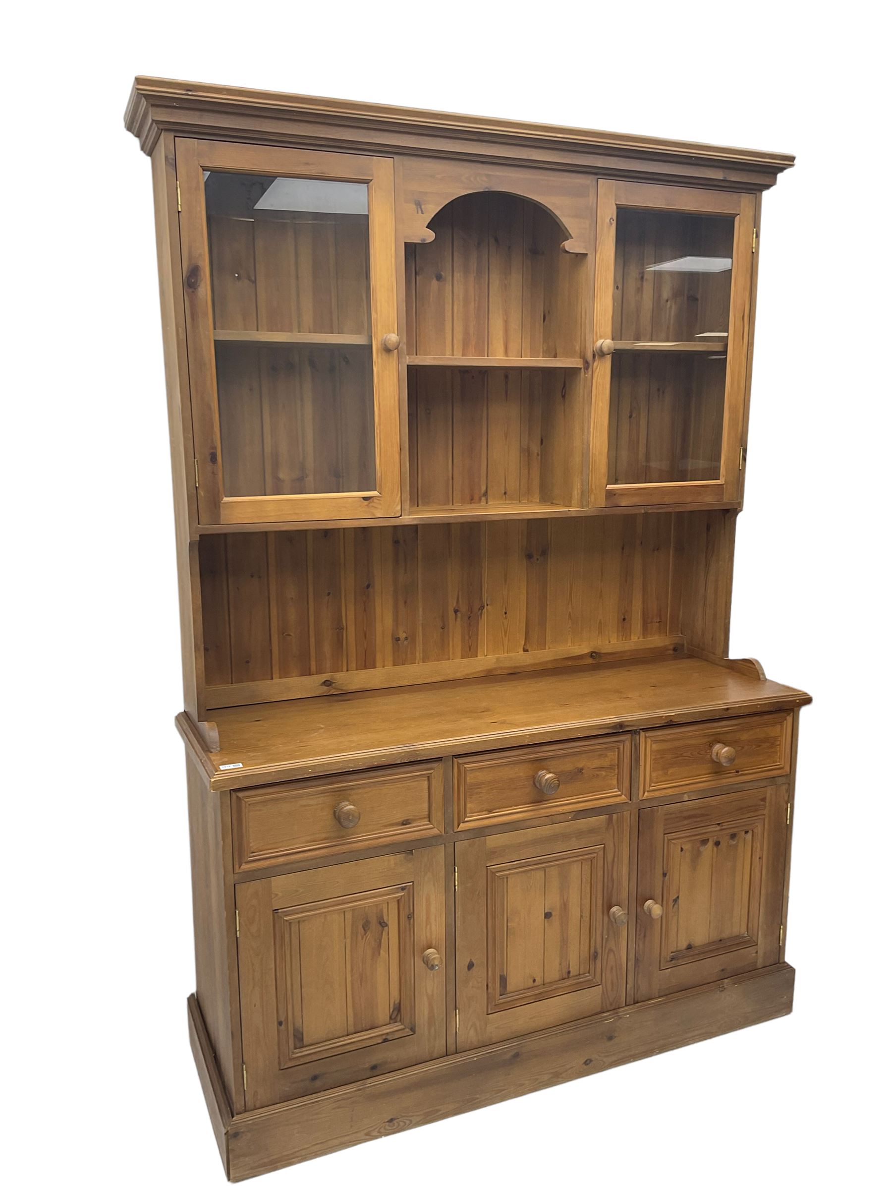 Polished traditional pine dresser - Image 5 of 5