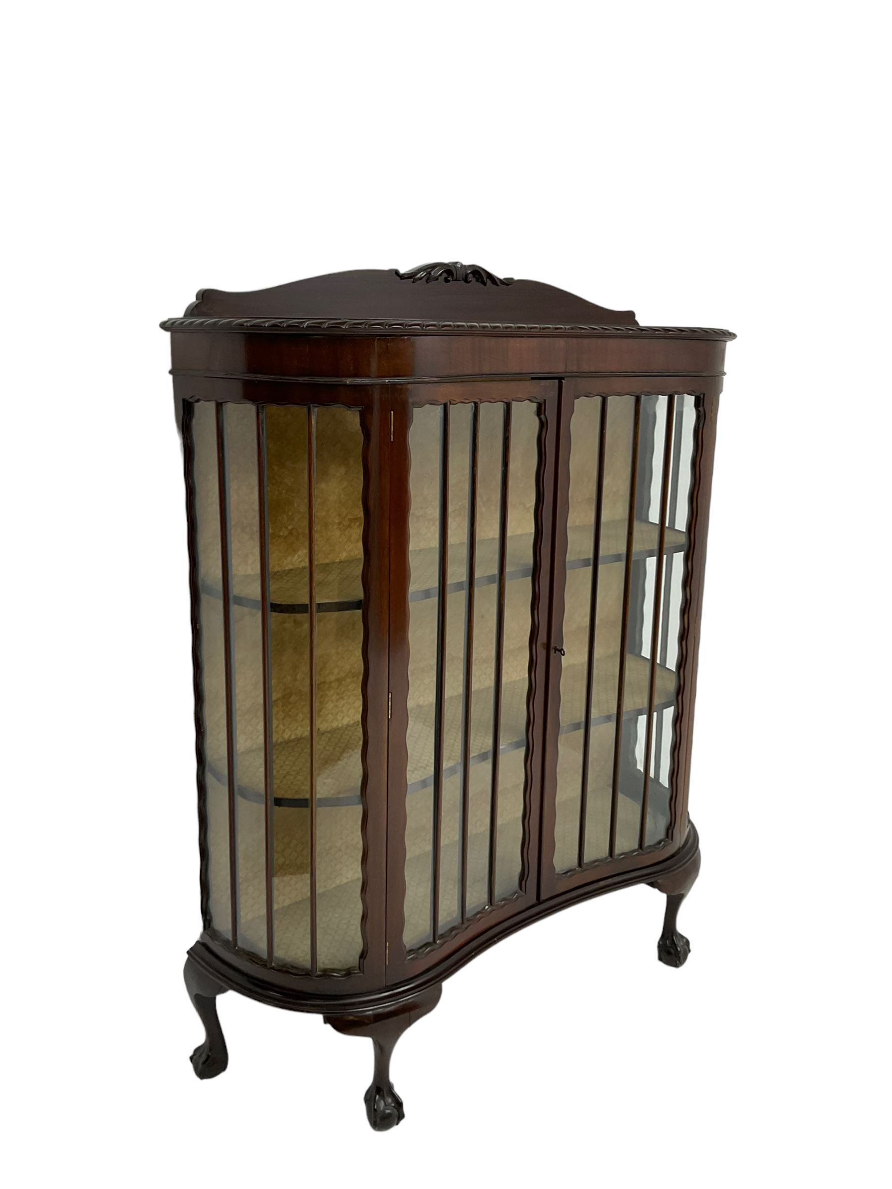 Early 20th century mahogany serpentine display cabinet - Image 4 of 4