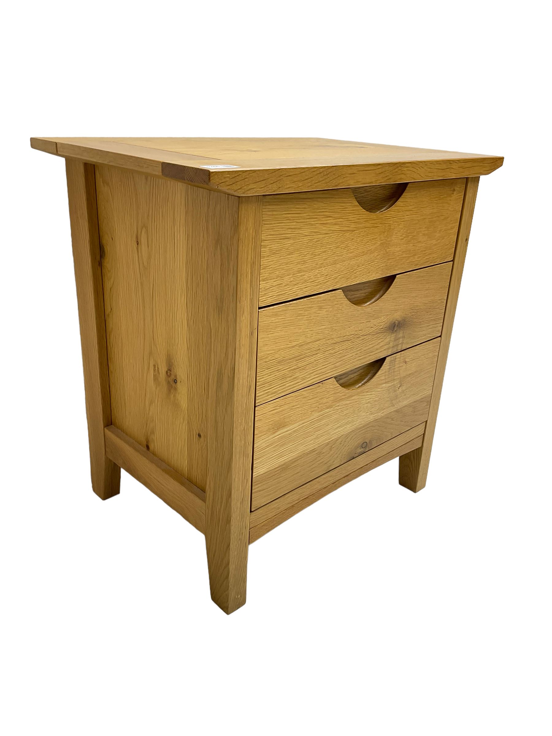 Oak bedside chest fitted with three drawers - Image 4 of 6