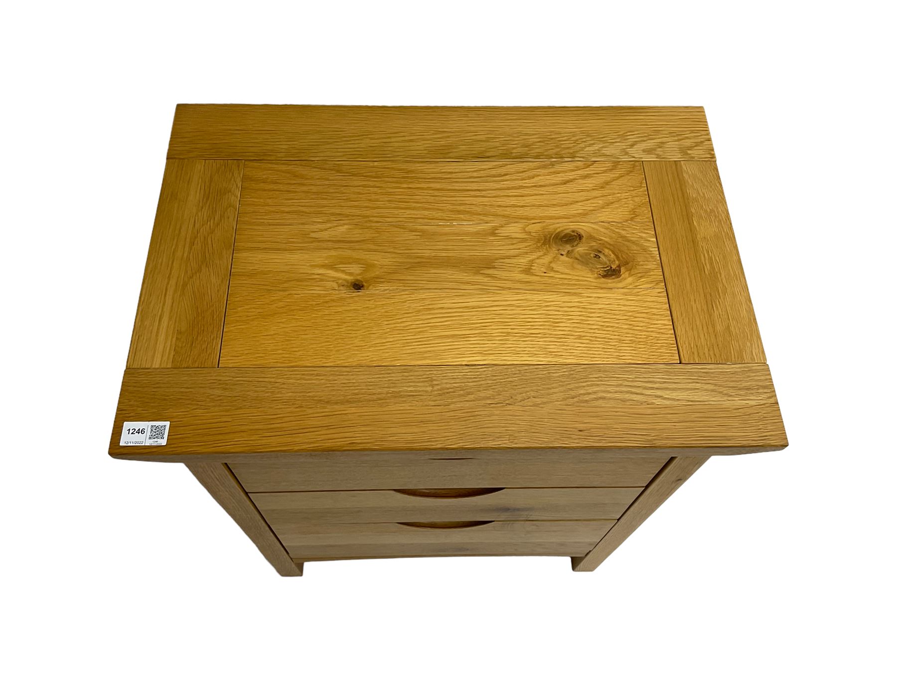 Oak bedside chest fitted with three drawers - Image 3 of 6