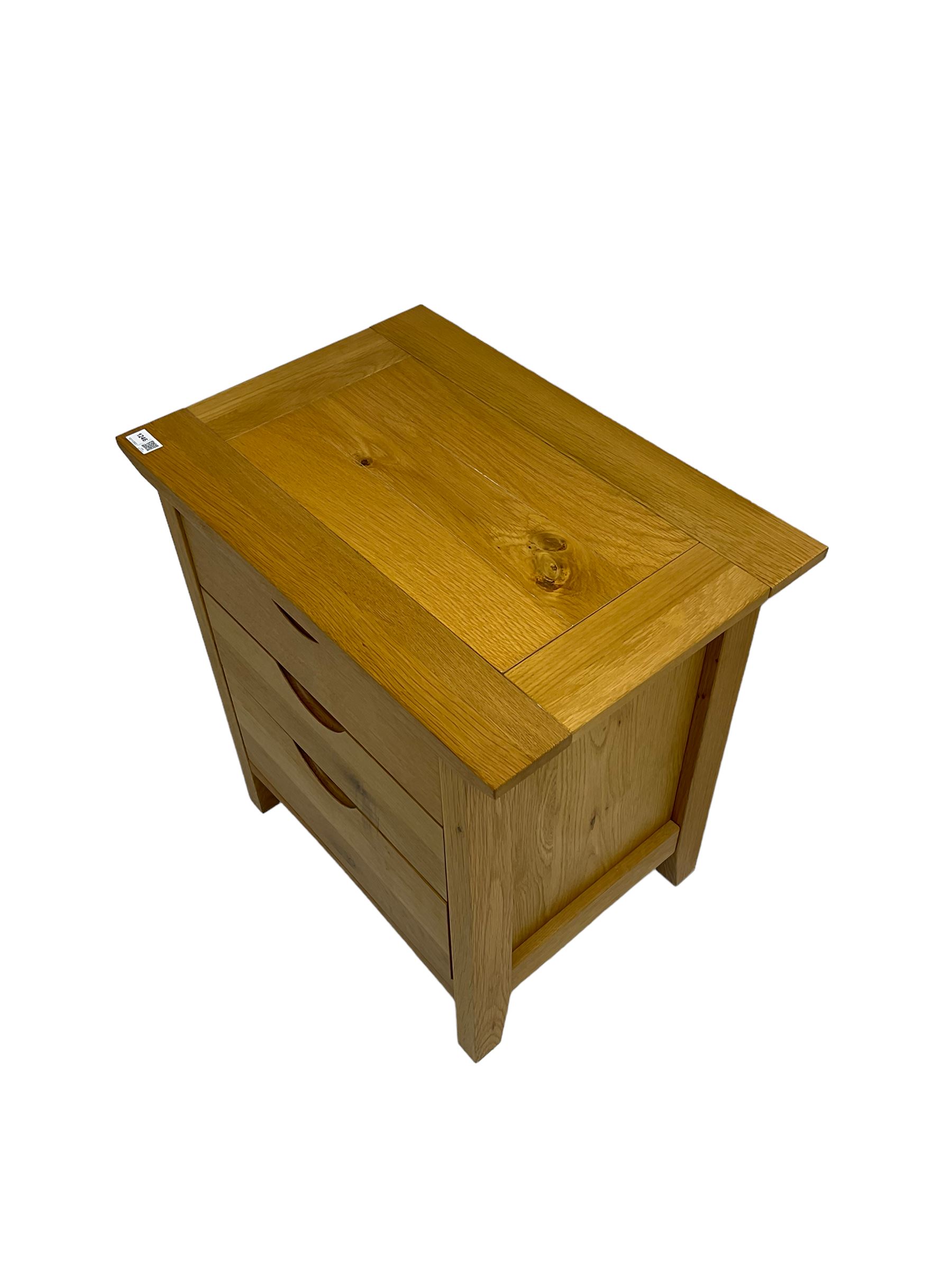 Oak bedside chest fitted with three drawers - Image 6 of 6