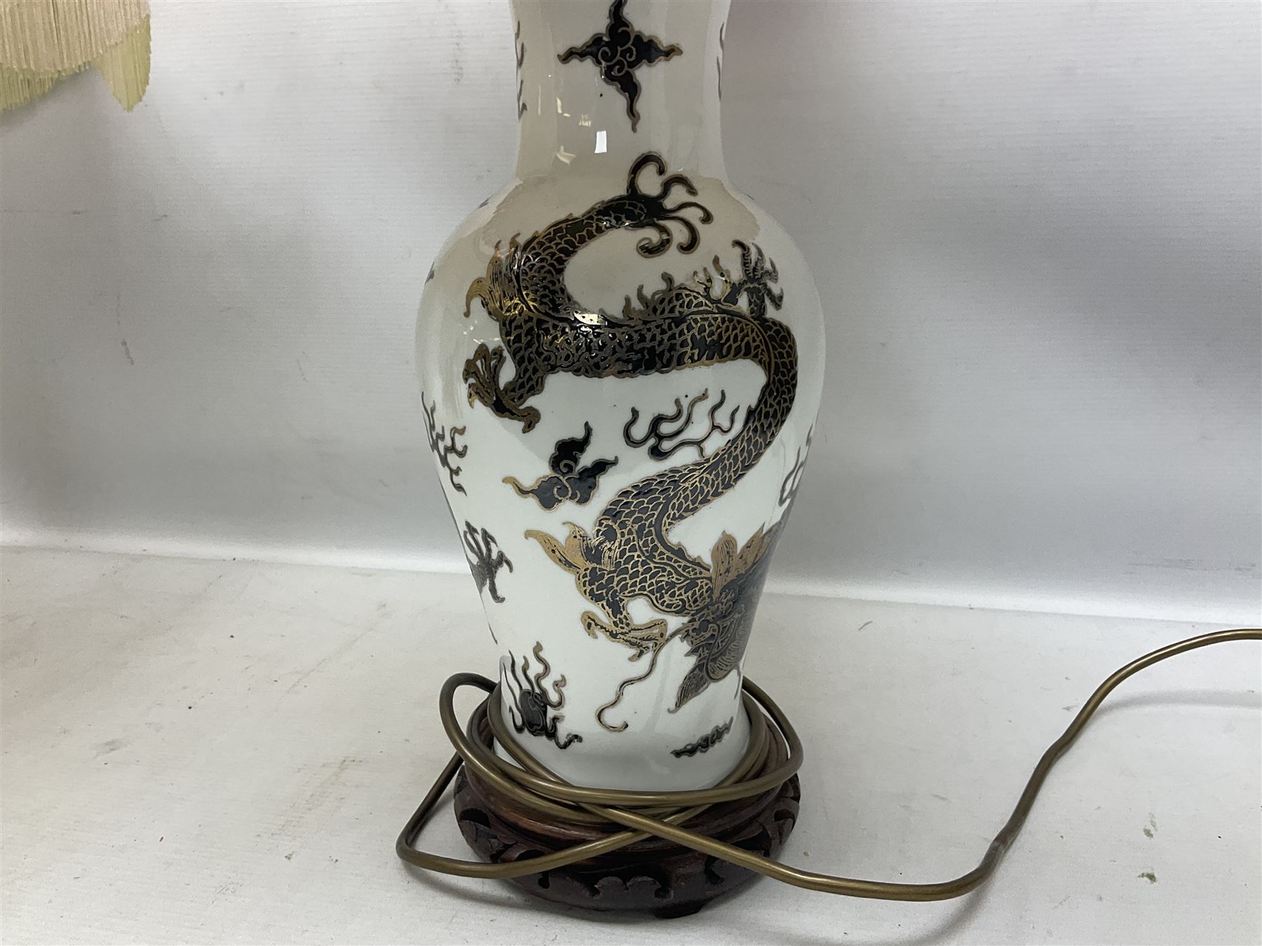 Ceramic table lamp of baluster form decorated with black dragons with gilt detailing on plain white - Image 5 of 10