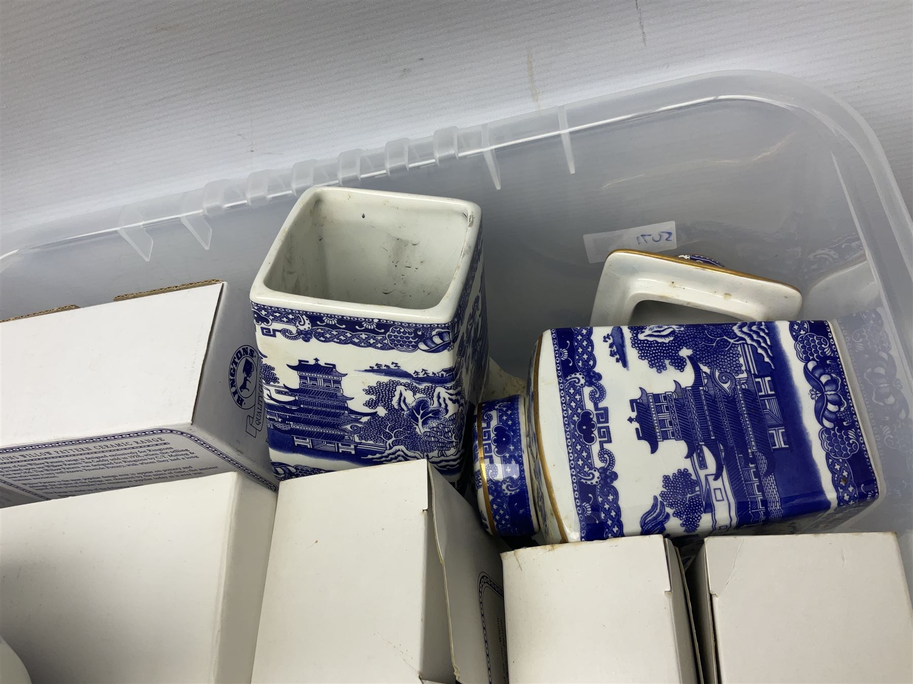 Large quantity of Ringtons blue and white Willow pattern ceramics - Image 5 of 10