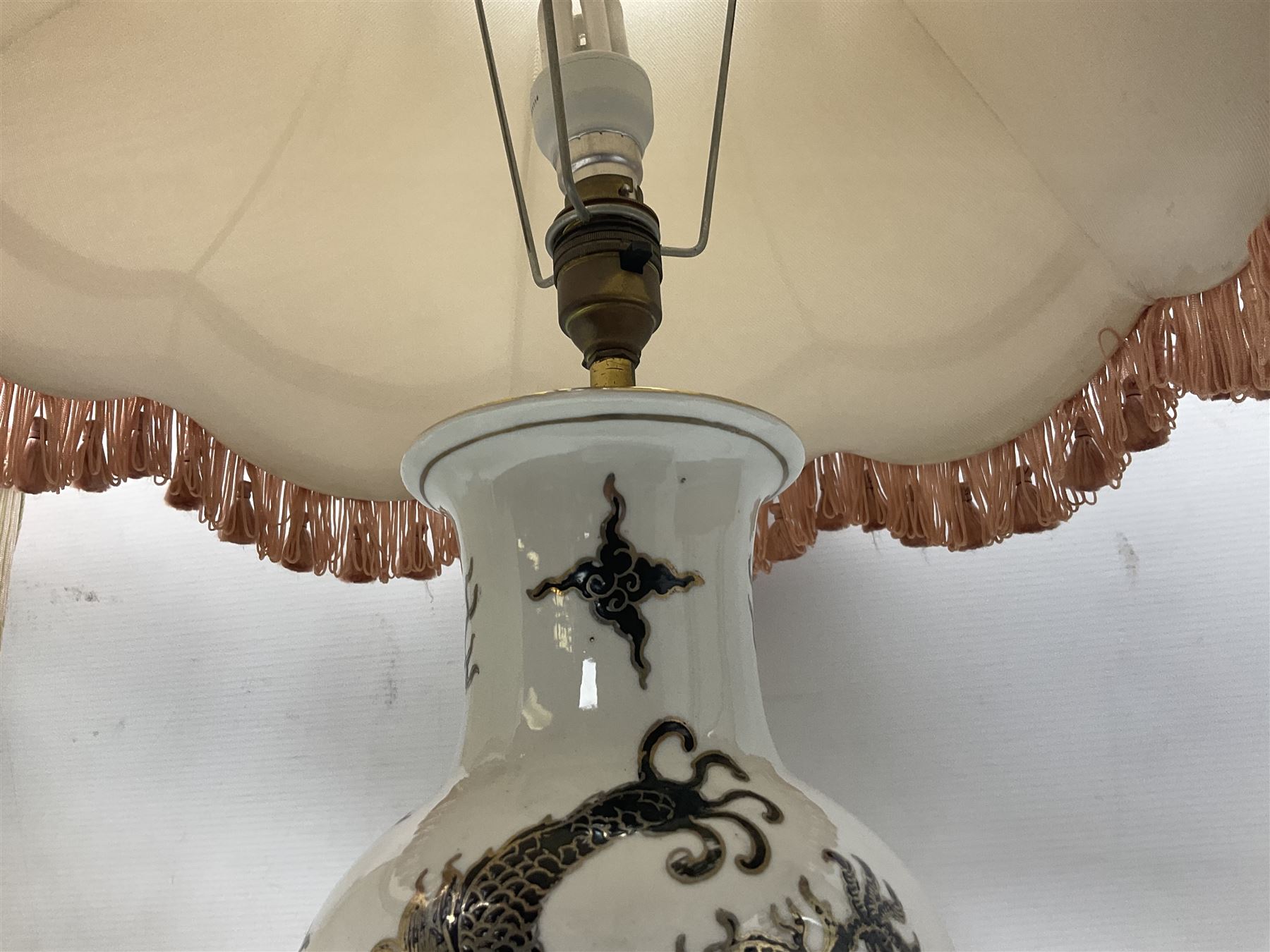 Ceramic table lamp of baluster form decorated with black dragons with gilt detailing on plain white - Image 6 of 10