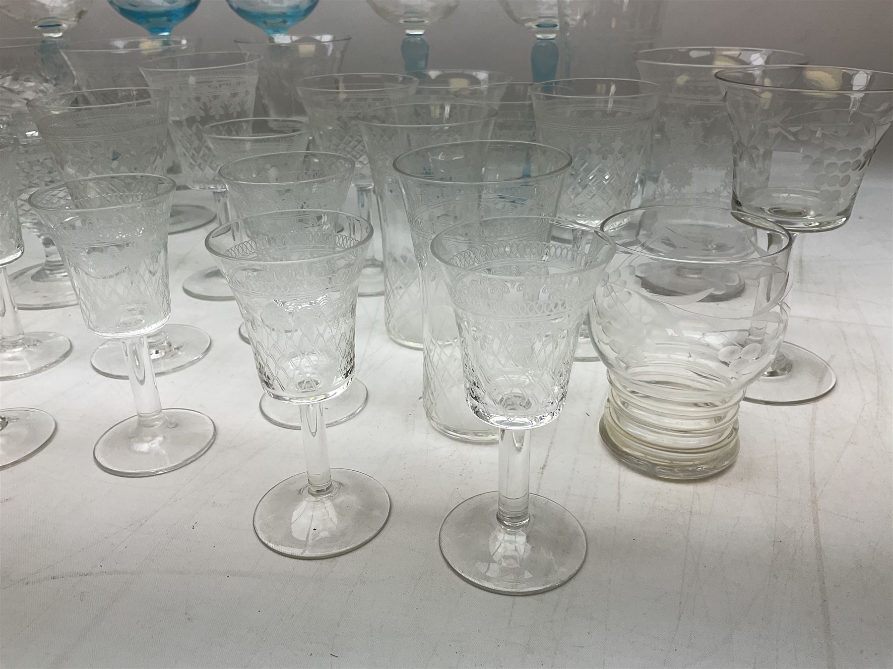Glassware to include wine glasses - Image 7 of 7