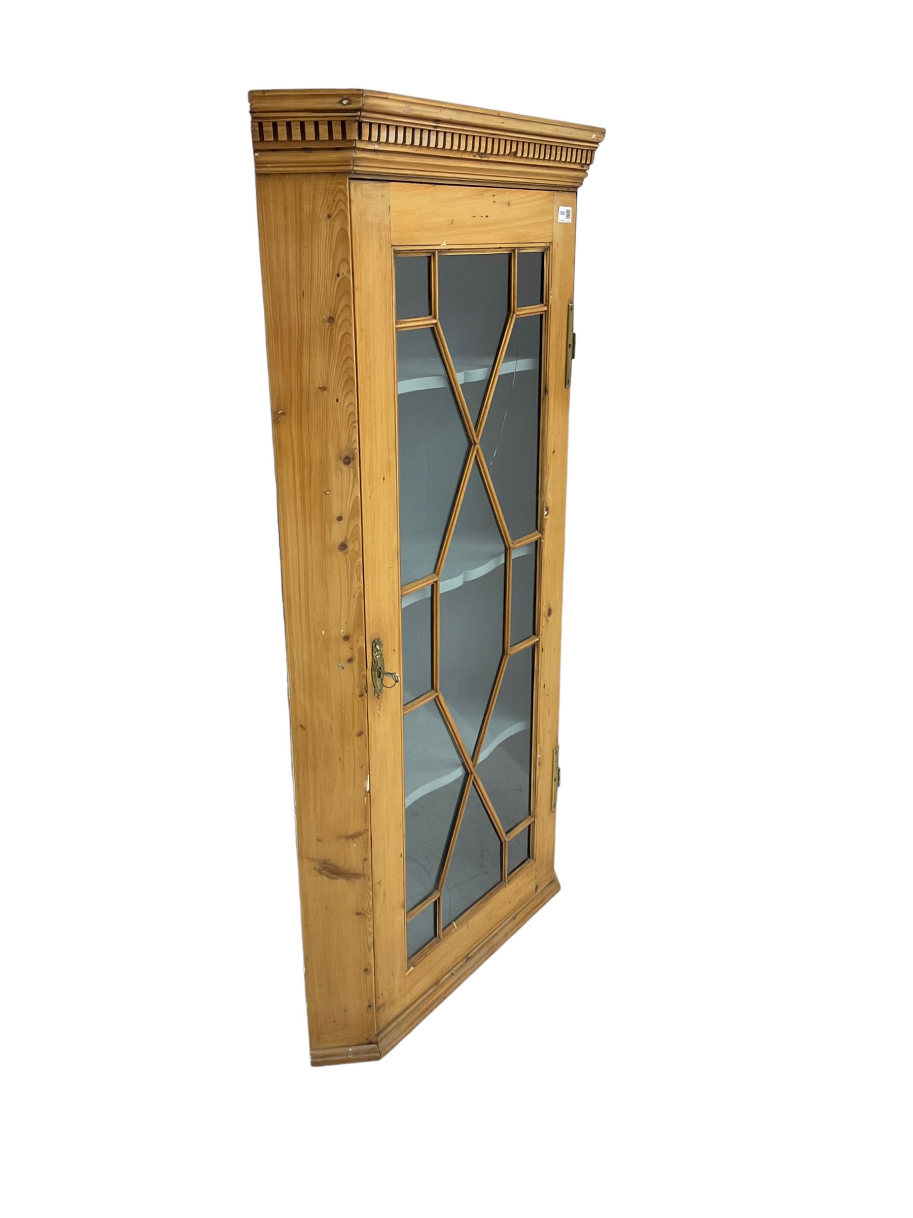 Early 19th century pine corner cabinet - Image 2 of 7