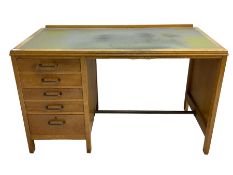 Mid-20th centre oak desk