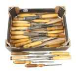 25 chisels and gouges G+