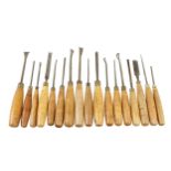 18 carving tools with boxwood handles G