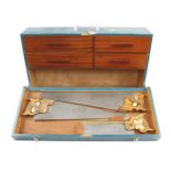 A lockable joiner's carrying case with 4 drawers and 3 saws in lid G
