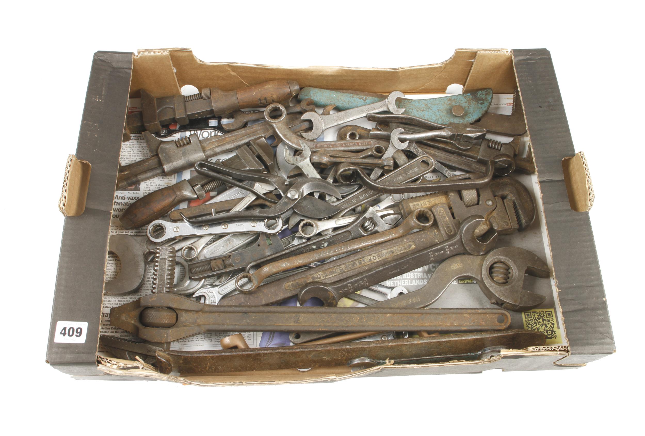 Quantity of spanners and adjustable wrenches G