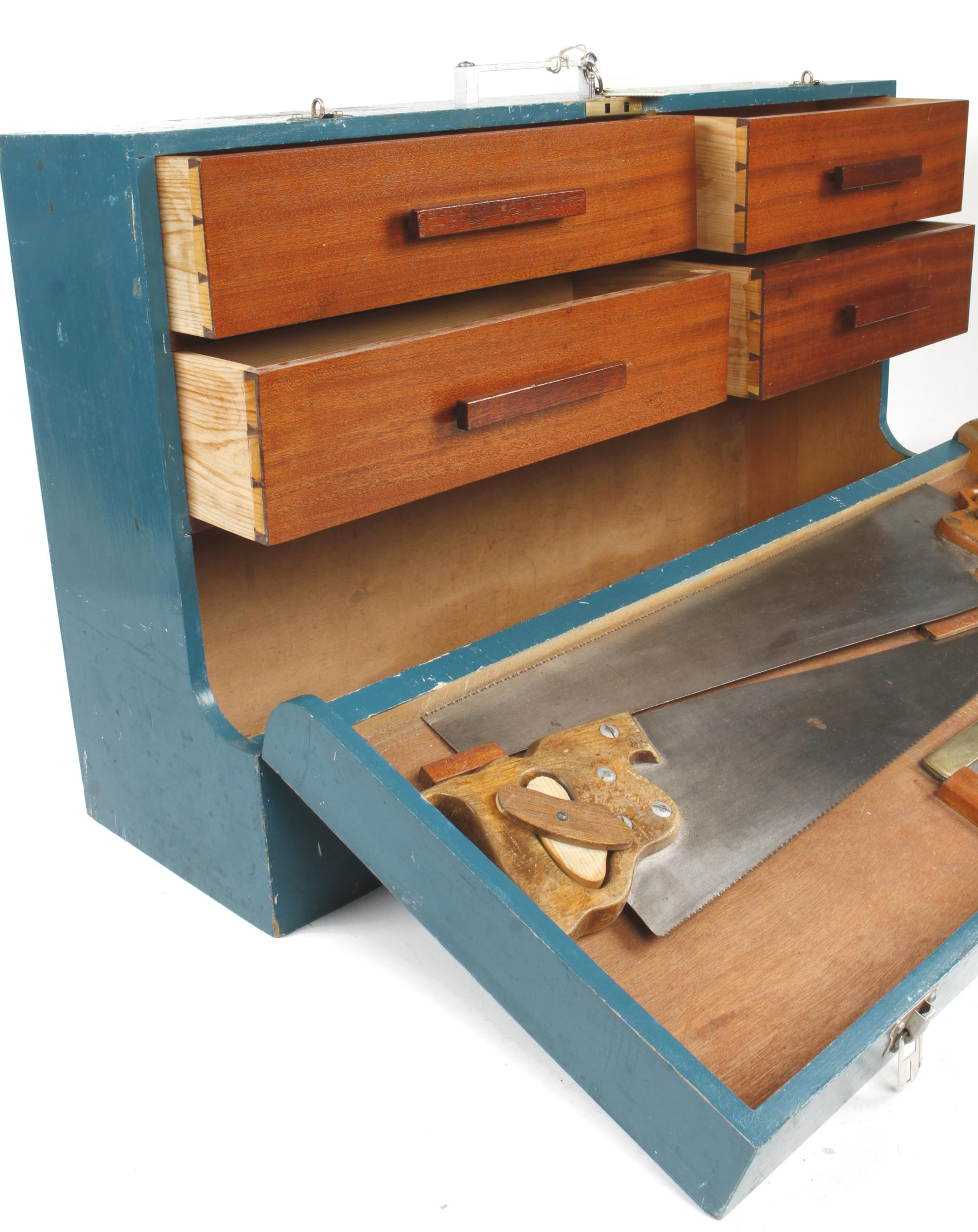 A lockable joiner's carrying case with 4 drawers and 3 saws in lid G - Image 2 of 4