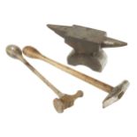 A jeweller's 7" anvil and two small hammers, some pitting G