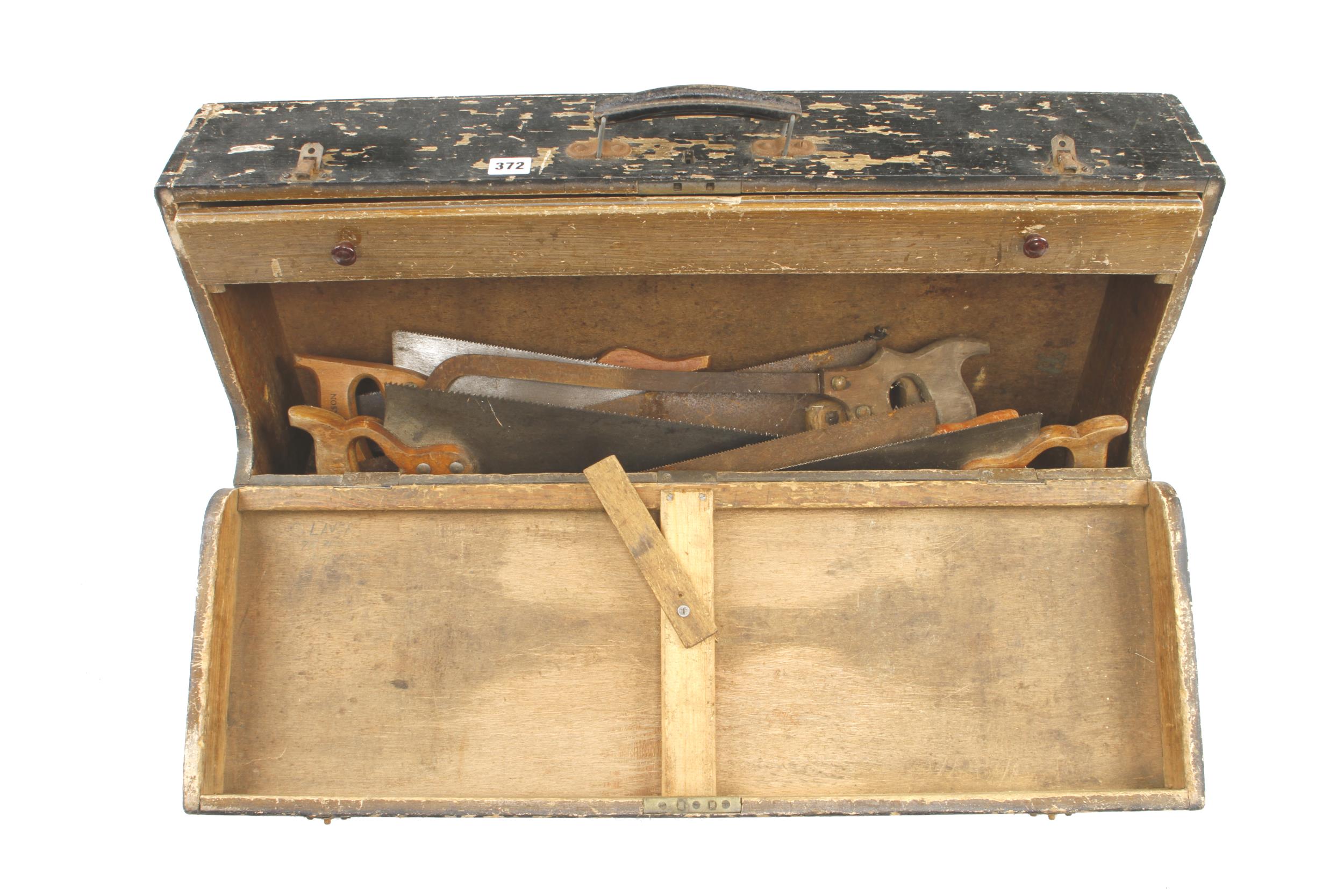 A joiner's carrying case with saws G