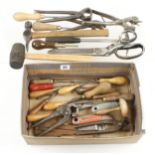 Quantity of upholsterer's tools G