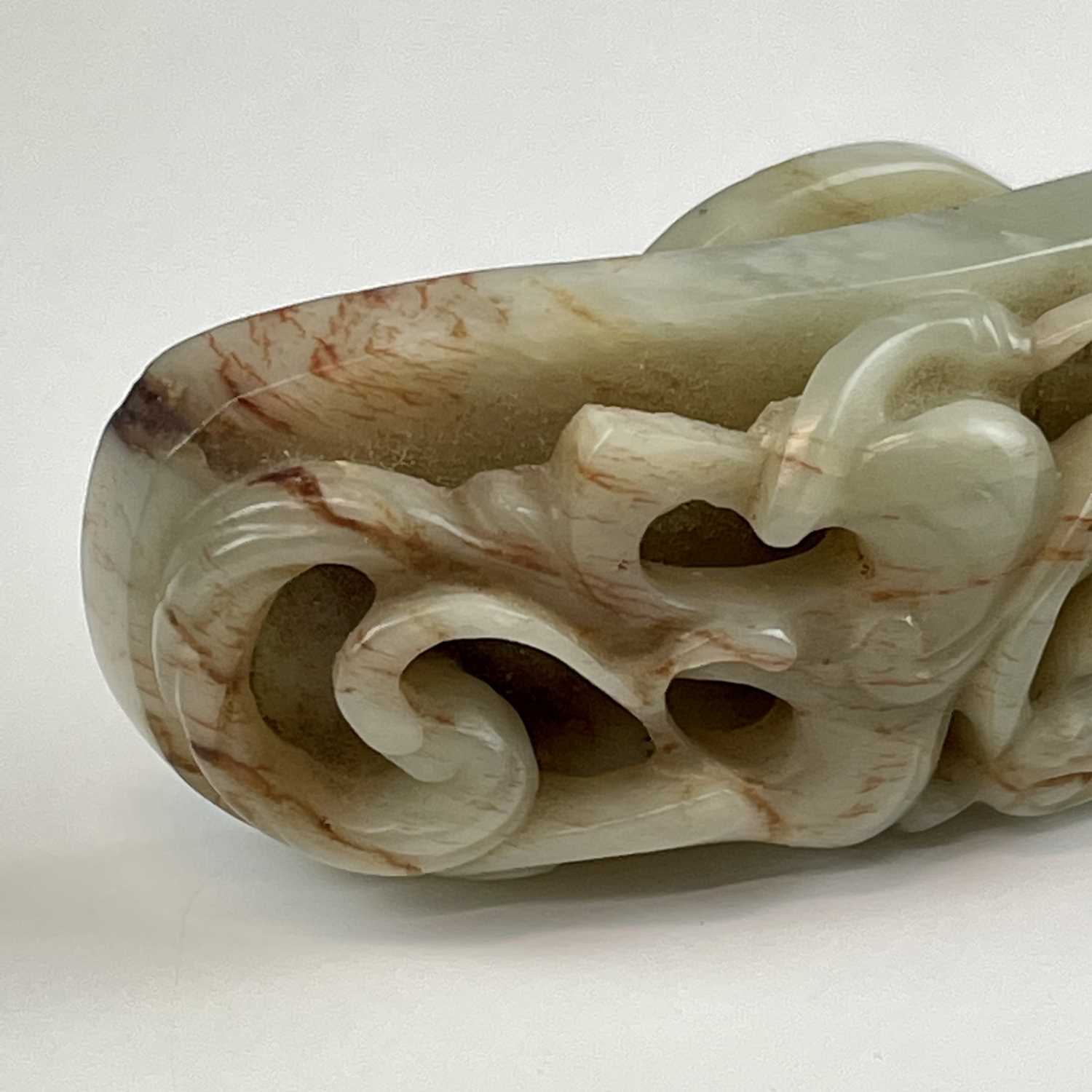 A Chinese jade belt hook, Qing Dynasty, carved with a scroll form chilong facing a dragon head - Image 15 of 33