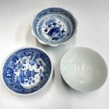 A Chinese blue and white porcelain comport, height 7cm and two blue and white bowls, each height