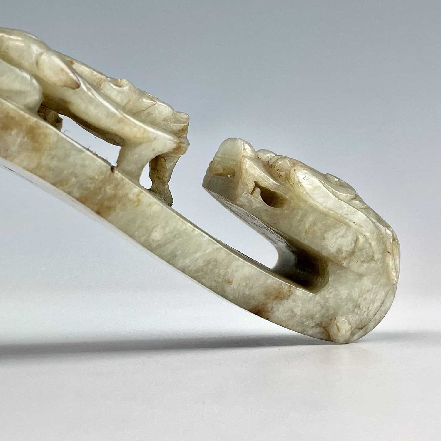 A Chinese jade belt hook, Qing Dynasty, carved with a scroll form chilong facing a dragon head - Image 17 of 33
