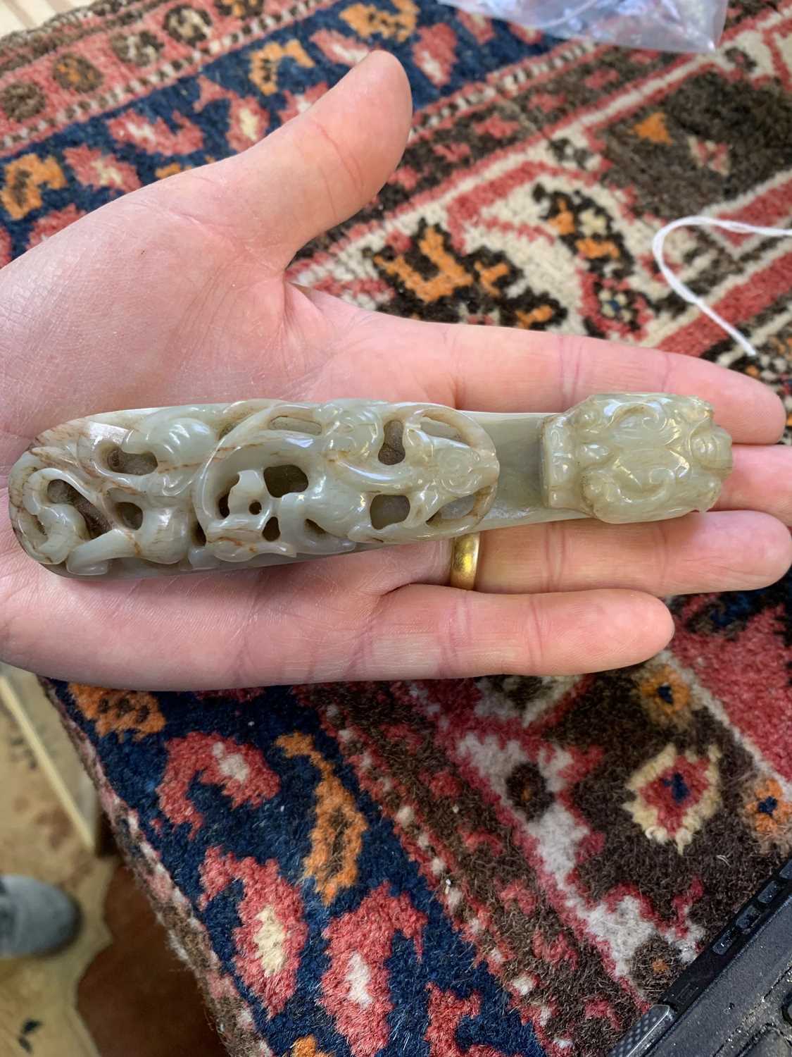 A Chinese jade belt hook, Qing Dynasty, carved with a scroll form chilong facing a dragon head - Image 29 of 33