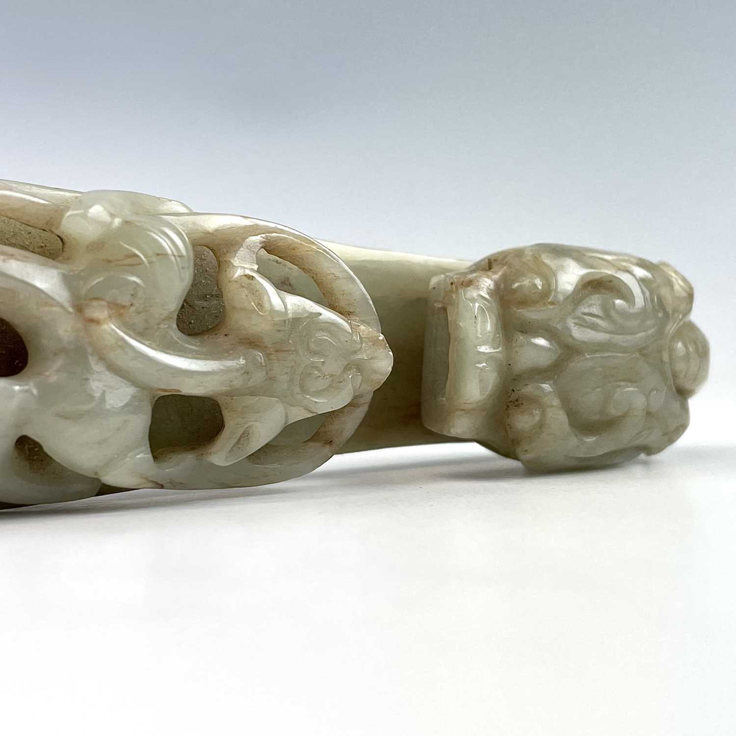 A Chinese jade belt hook, Qing Dynasty, carved with a scroll form chilong facing a dragon head - Image 16 of 33