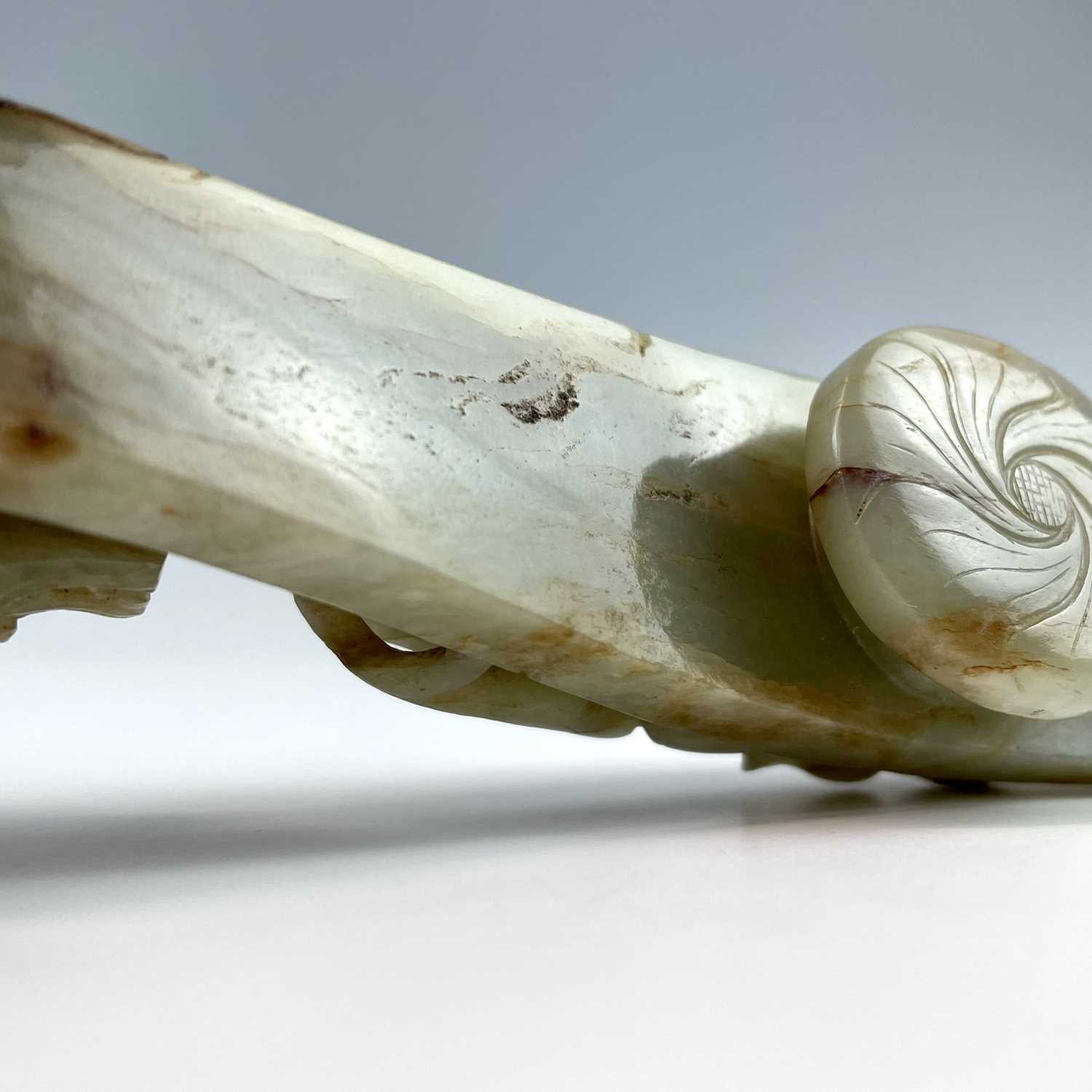 A Chinese jade belt hook, Qing Dynasty, carved with a scroll form chilong facing a dragon head - Image 7 of 33