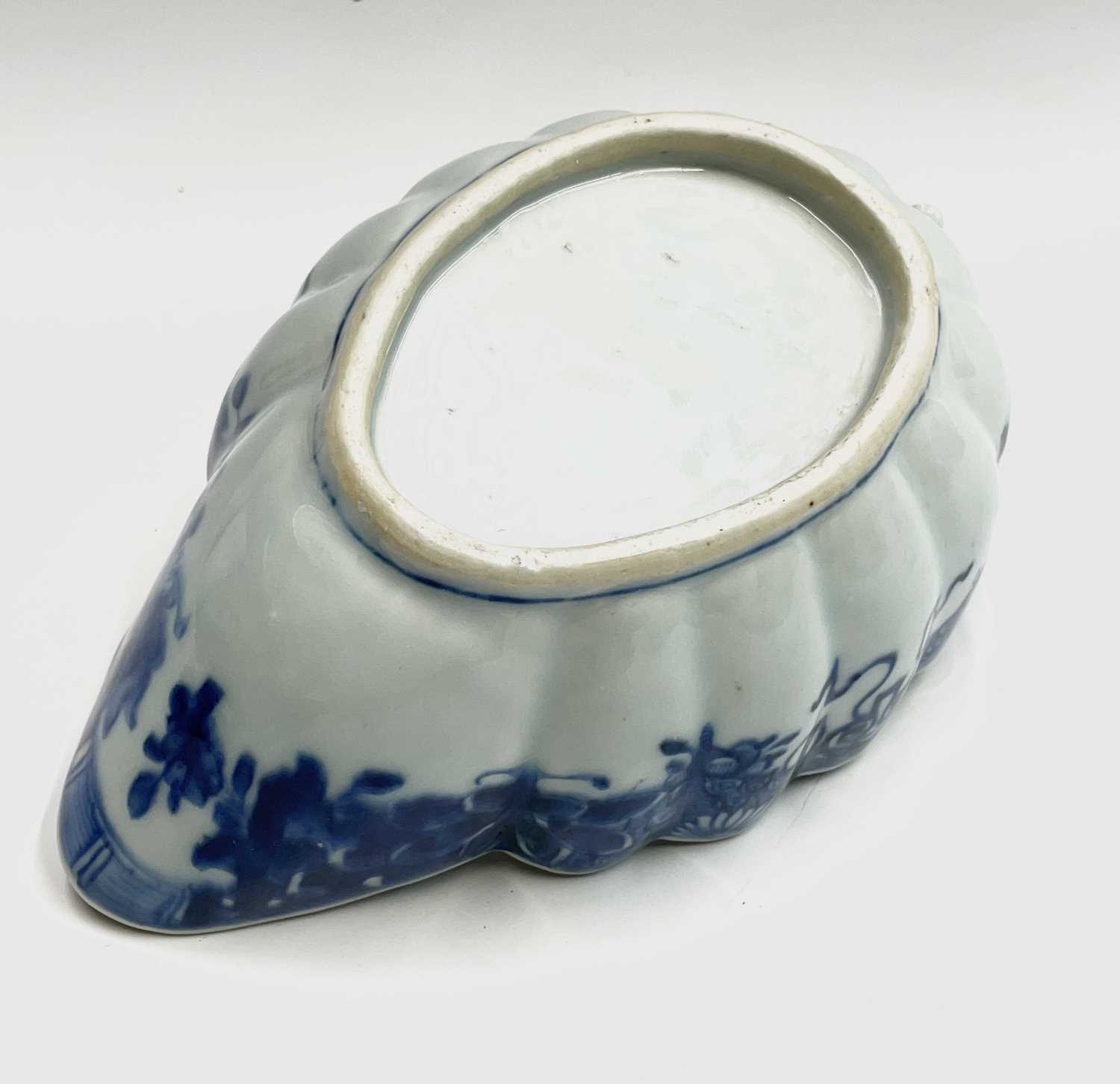 A Chinese Export porcelain sauce boat, 18th century, the interior with birds, a tree and flowers - Image 2 of 6