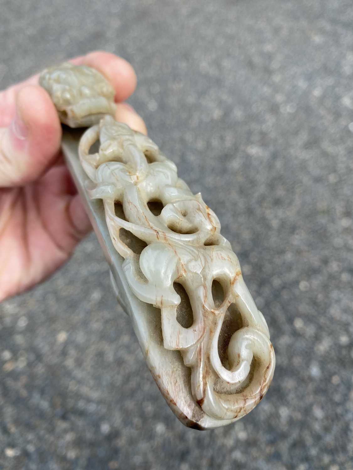 A Chinese jade belt hook, Qing Dynasty, carved with a scroll form chilong facing a dragon head - Image 25 of 33