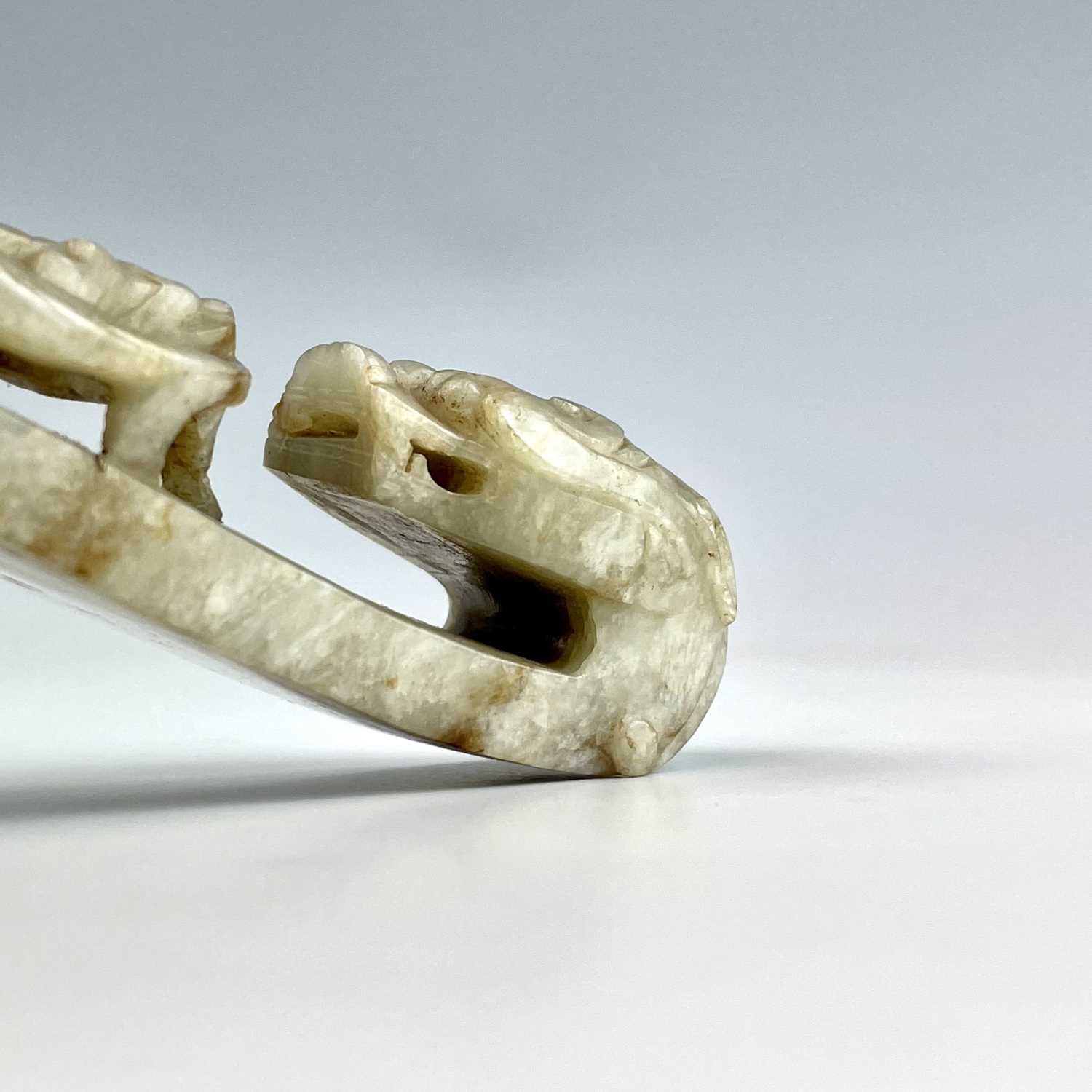 A Chinese jade belt hook, Qing Dynasty, carved with a scroll form chilong facing a dragon head - Image 13 of 33