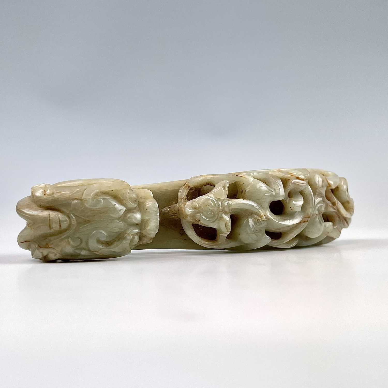 A Chinese jade belt hook, Qing Dynasty, carved with a scroll form chilong facing a dragon head - Image 14 of 33