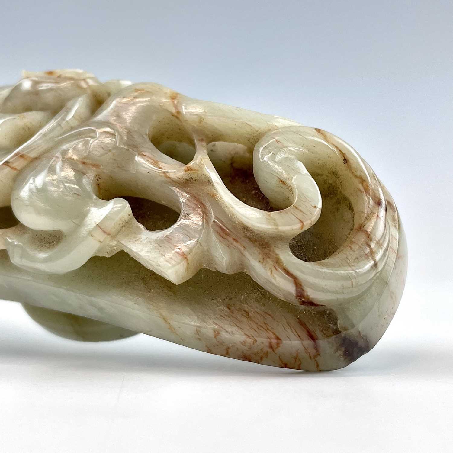 A Chinese jade belt hook, Qing Dynasty, carved with a scroll form chilong facing a dragon head - Image 10 of 33