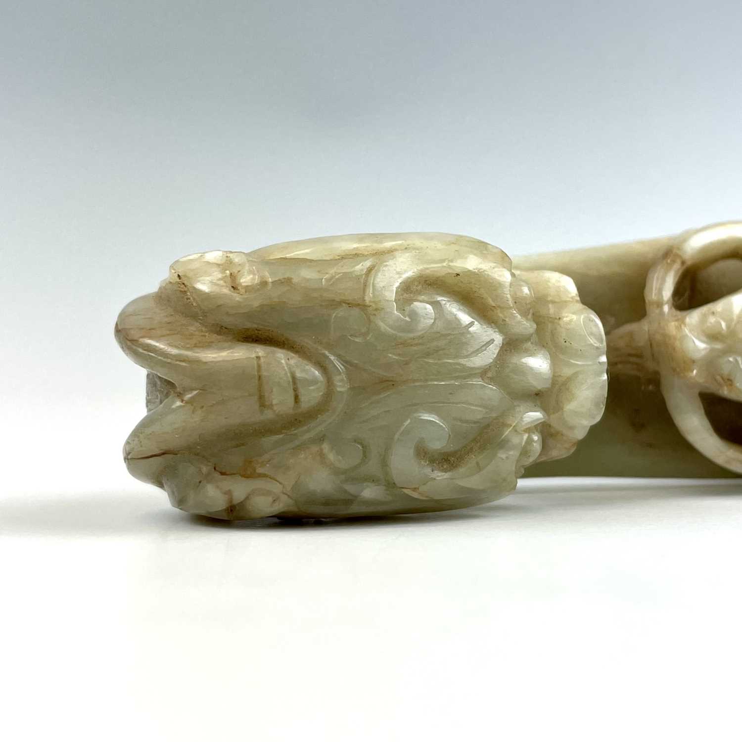 A Chinese jade belt hook, Qing Dynasty, carved with a scroll form chilong facing a dragon head - Image 19 of 33