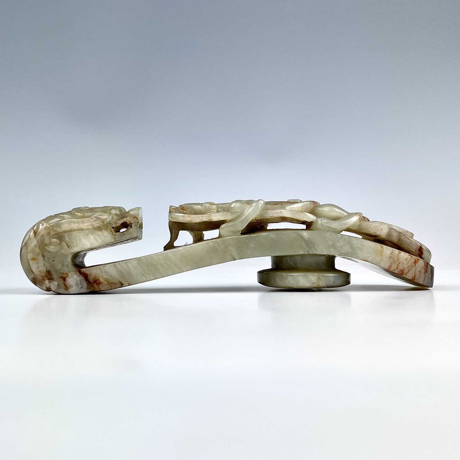 A Chinese jade belt hook, Qing Dynasty, carved with a scroll form chilong facing a dragon head - Image 6 of 33