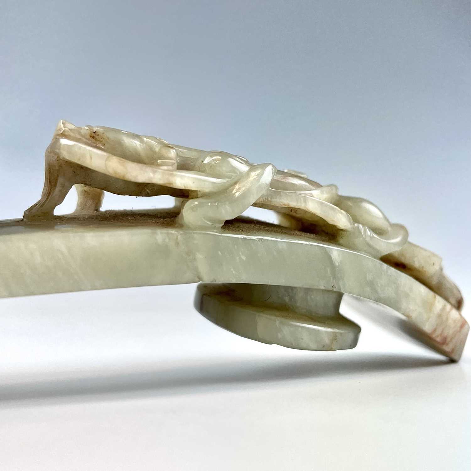 A Chinese jade belt hook, Qing Dynasty, carved with a scroll form chilong facing a dragon head - Image 11 of 33